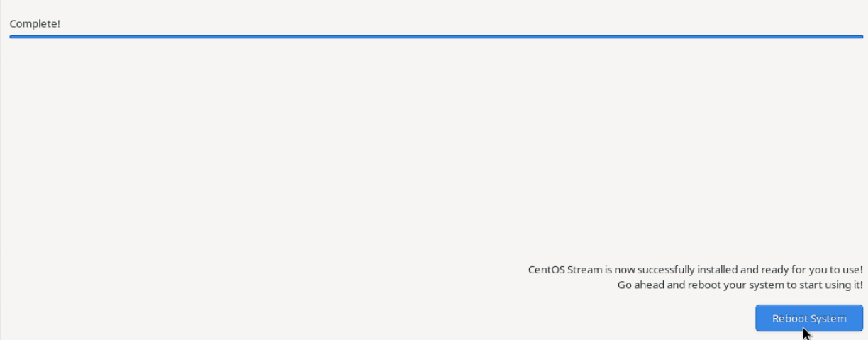 Gerçek CentOS kurulum ekranında Complete!, dolu ilerleme çubuğu, başarı mesajı ve etkin Reboot System düğmesi.