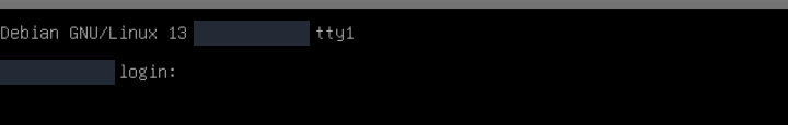 ISO ayırma ve yeniden başlatma sonrasında Debian GNU/Linux 13 konsol giriş istemi; makine adı maskeli.