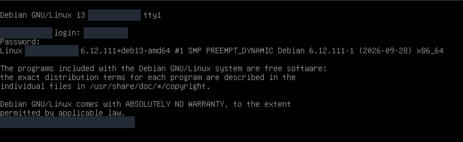 Debian 13 konsolunda normal kullanıcıyla başarılı giriş sonrası Linux çekirdek bilgisi ve karşılama metni; kullanıcı ve makine adları maskeli.