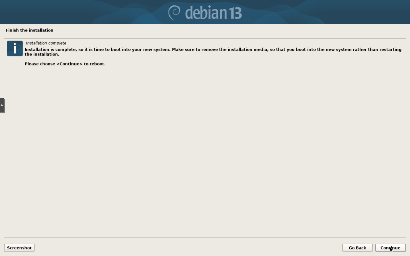 Debian grafik kurulumunun Installation complete mesajı, kurulum medyasını kaldırma hatırlatması ve sağ alttaki Continue düğmesi.